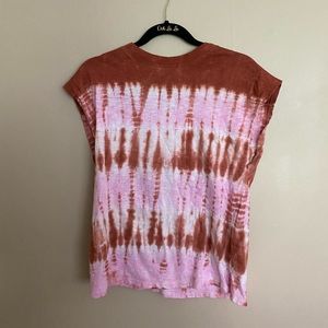 Universal thread tie dye tee